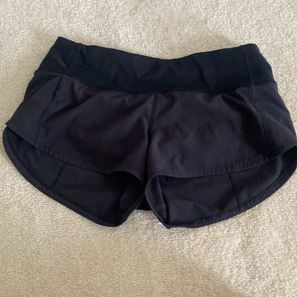 Black speed up Lululemon 2.5 inch inseam low rise short